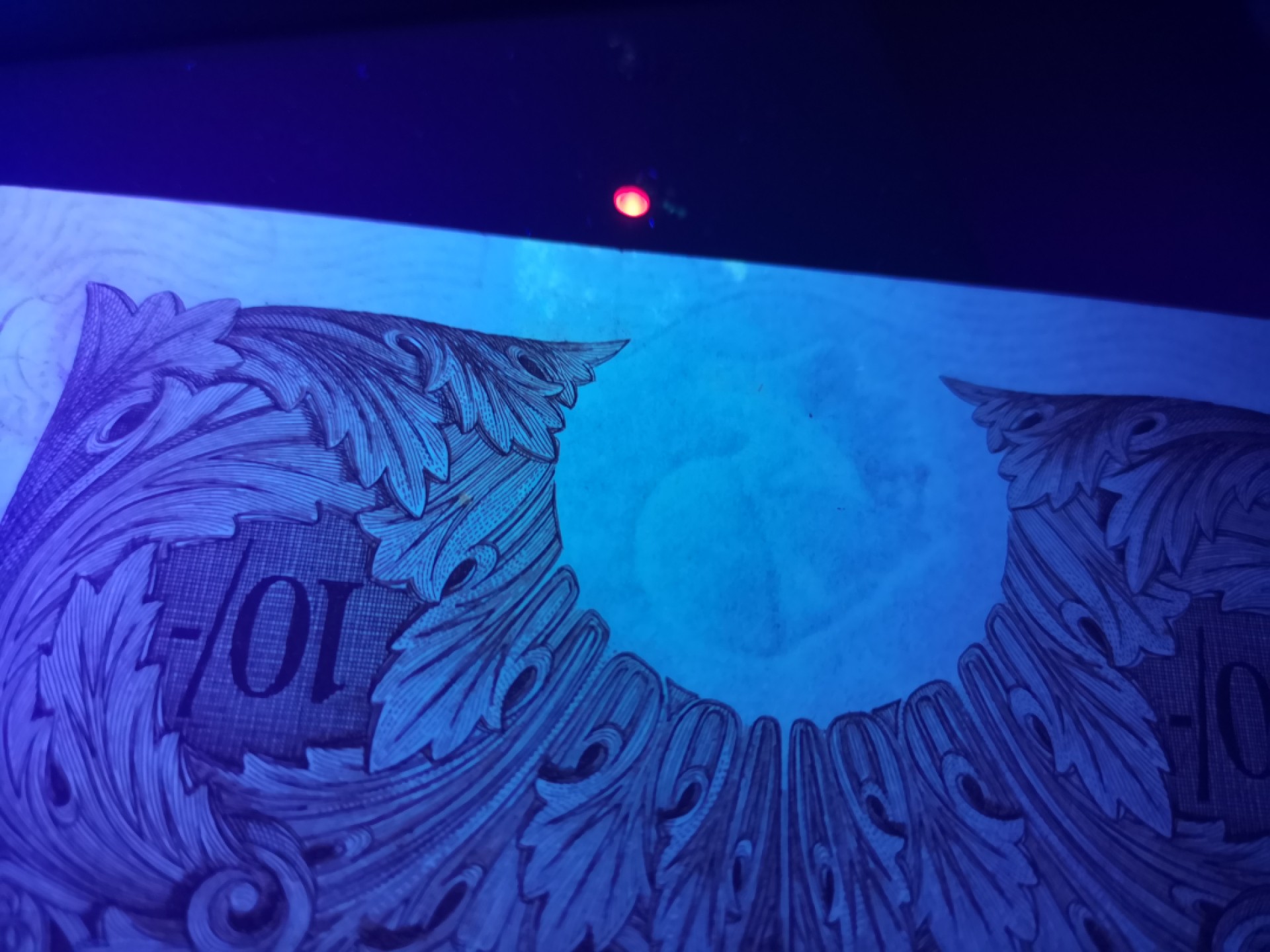 《外钞收藏家》第二百一十五期 英国A序列10先令 近全新 有个潮癍瑕疵