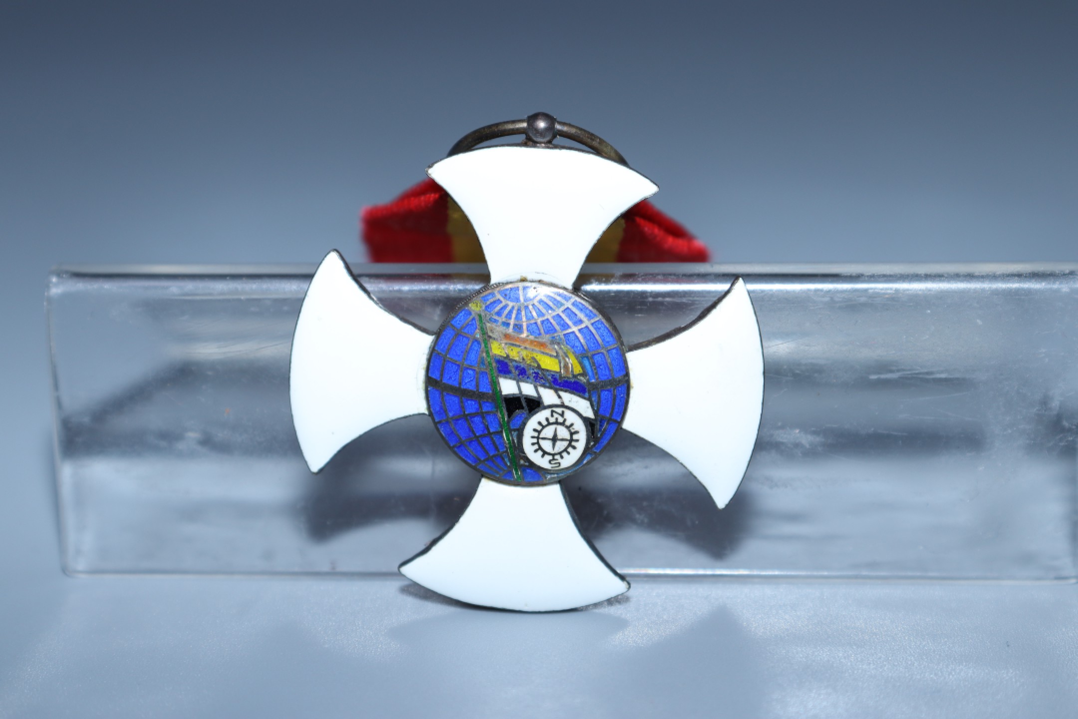 承乾国升网络专场-纪念章第四期 民国白珐琅十字形地球五色旗（小）珐琅奖章