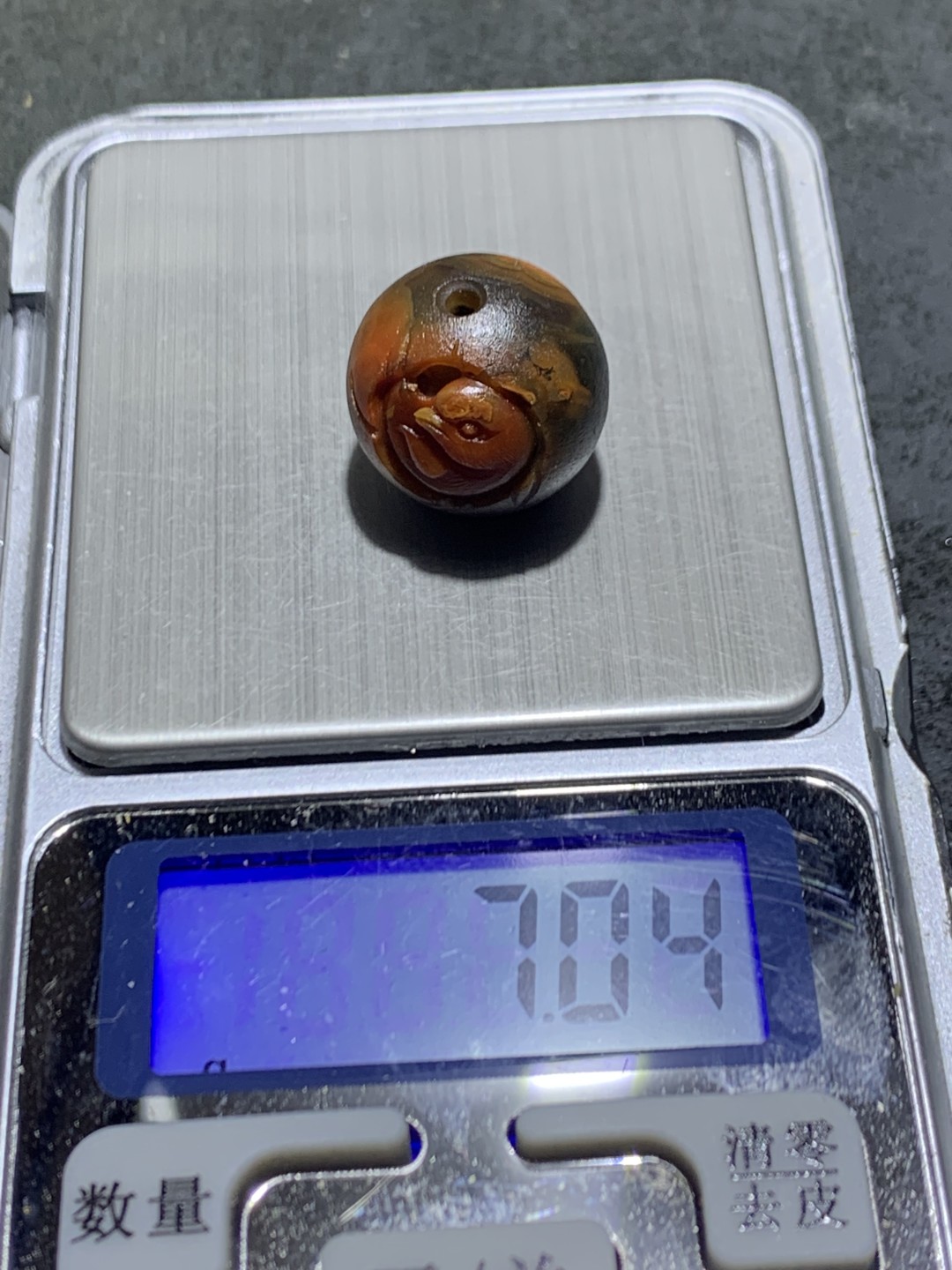 精美亚光战国红玛瑙俏色巧雕刻小鸡出壳珠子一颗！寓意，生生不息，