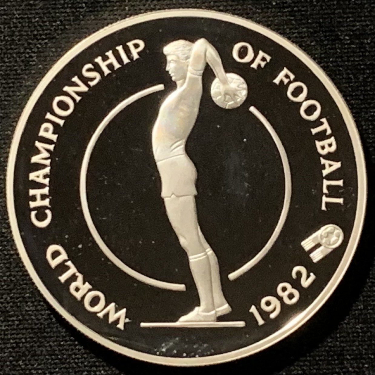 紫瑗钱币——第227期拍卖 牙买加 1982年 西班牙世界杯 界外球 10元 23克 0.925银 精制 德国原装卡