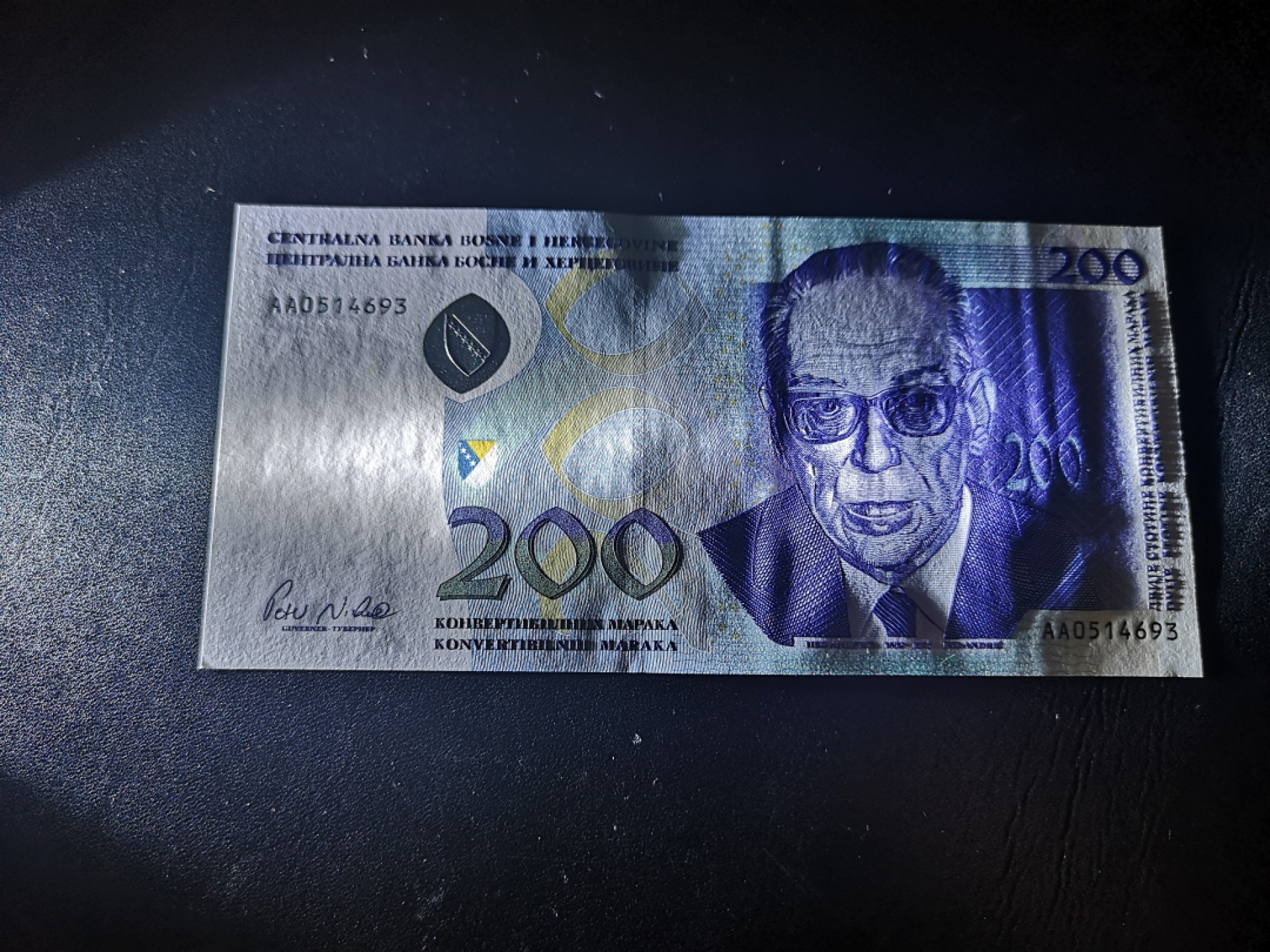 《外钞收藏家》第二百一十五期 2002年波黑200马克 AA冠 全新UNC