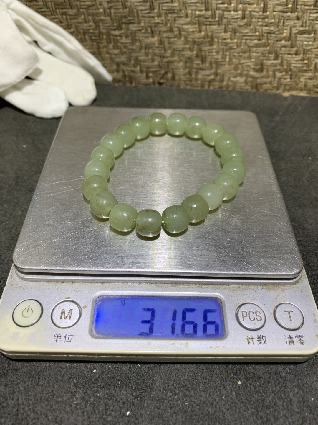 天然青海料和田玉老型桶珠手串一条，