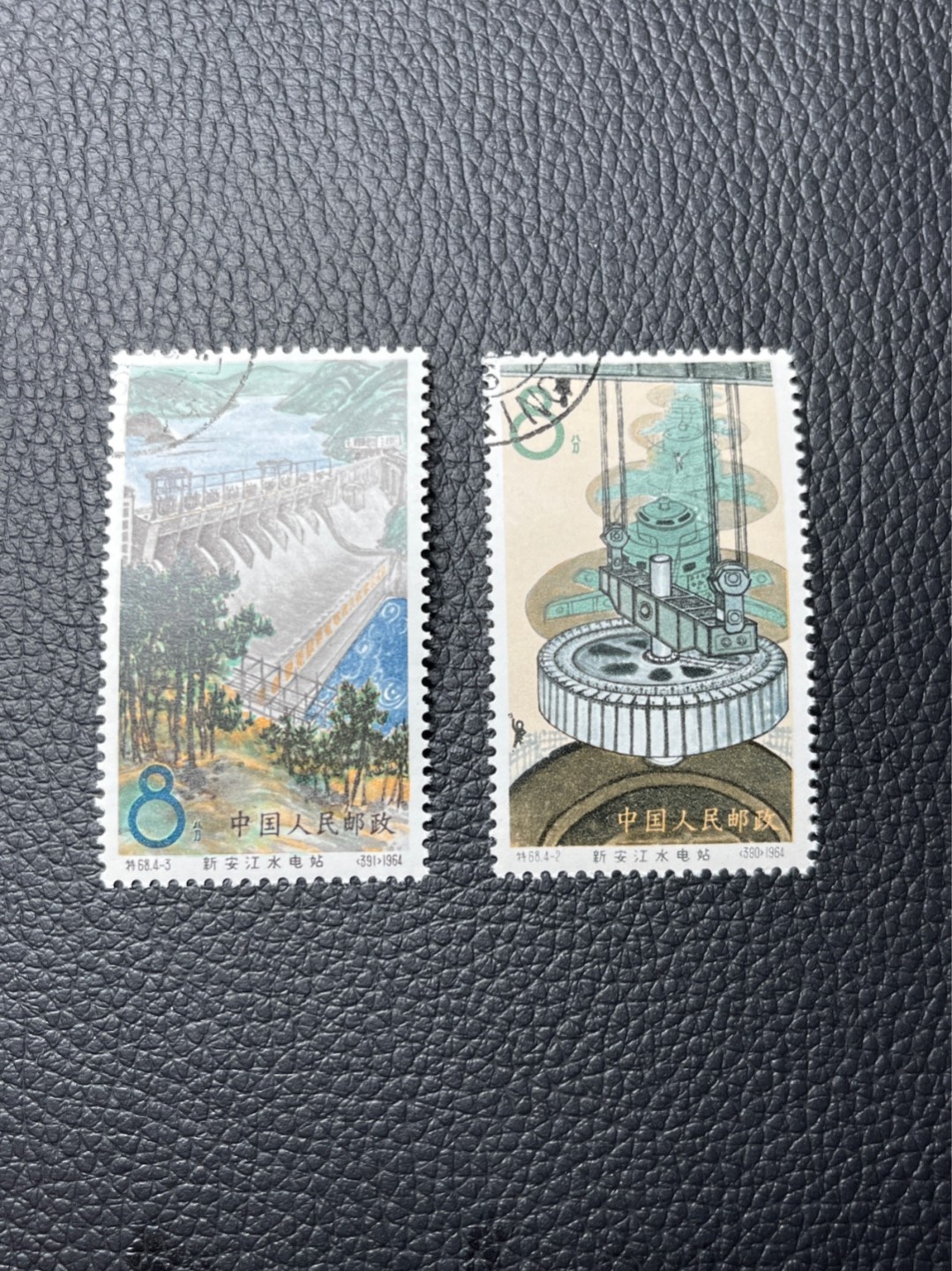 洪涛臻品 精选邮票限时拍卖第七十七期 特68新安江4-24-3两枚盖销，★品相可以用完美来形容，版撕全品嘎嘎绝 背胶雪白。解放初的经典票，整版撕开，面艳胶白，票挺洁净，齿孔完美。老纪特的版票资源十分稀缺难寻，机会来临时必须抓住。