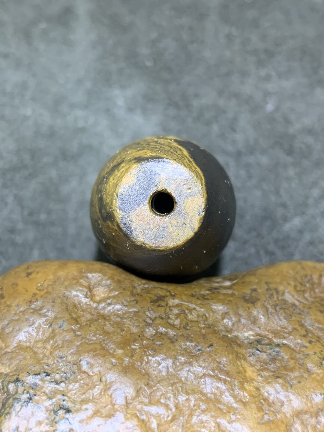 精美天然玉髓亚光黑玉髓九眼页岩天珠一颗！