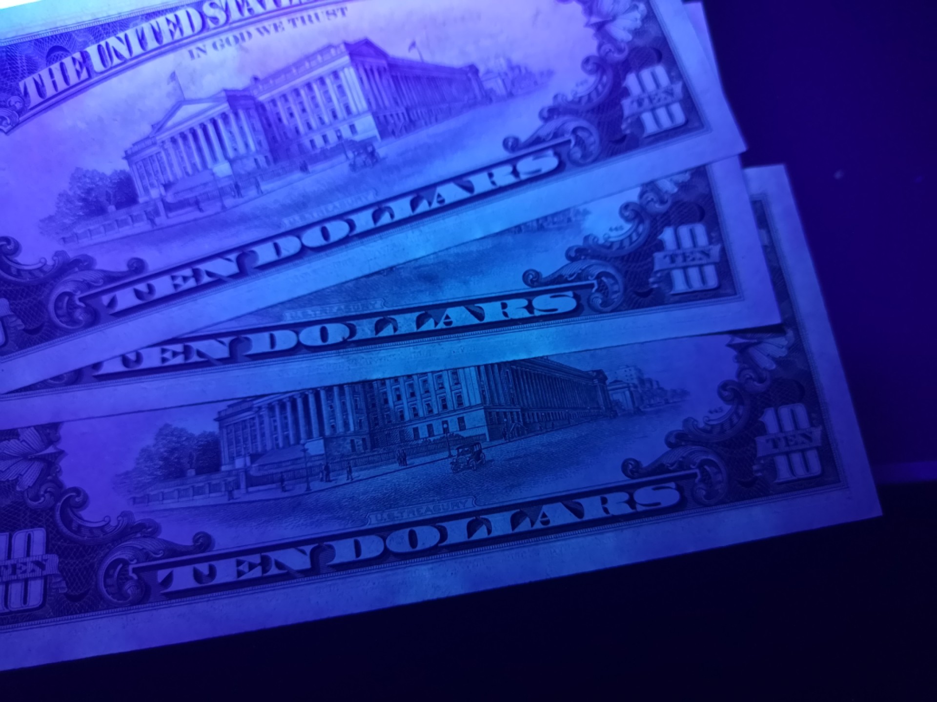 《外钞收藏家》第二百一十五期 1977美国10美元 三张连号 近全新 无折有受潮