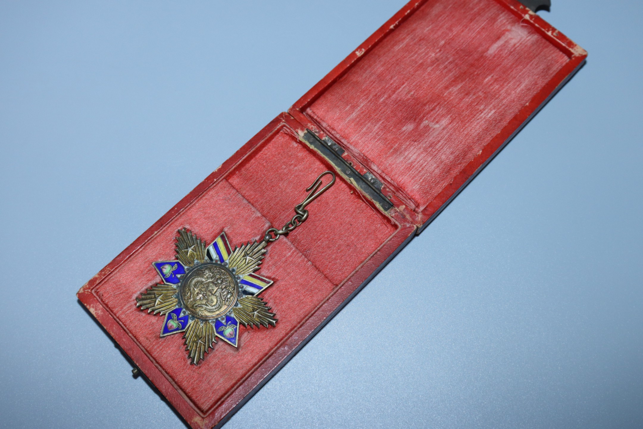 承乾国升网络专场-纪念章第四期 民国宣讲孔教总会珐琅双龙纹纪念章（编号194）带原盒