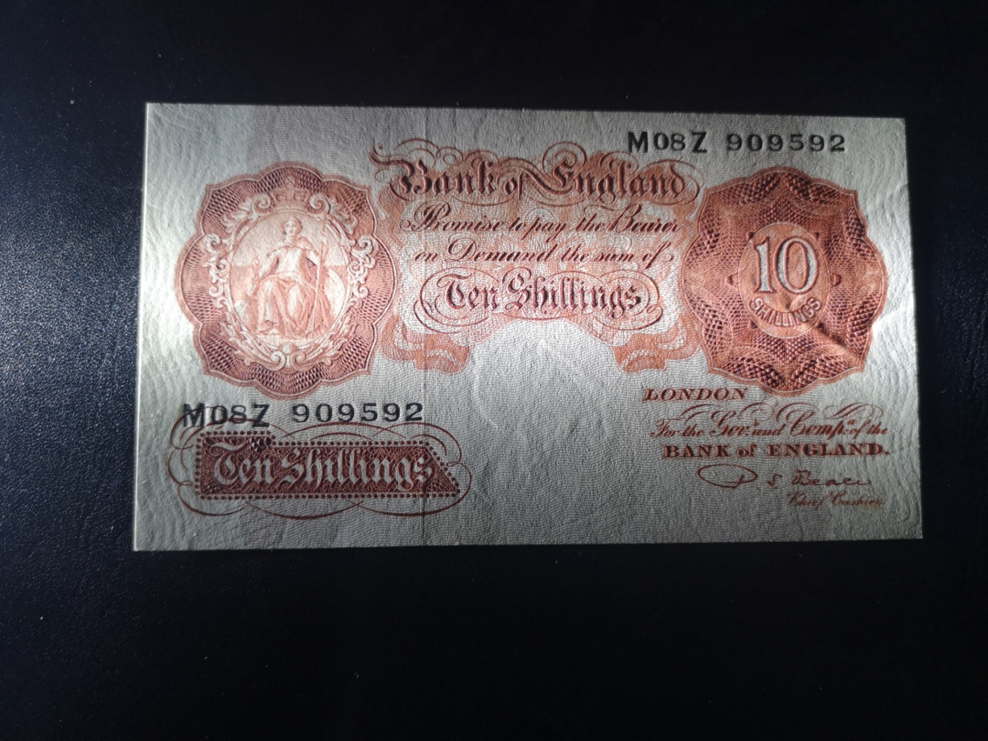 《外钞收藏家》第二百一十五期 英国A序列10先令 近全新 有个潮癍瑕疵