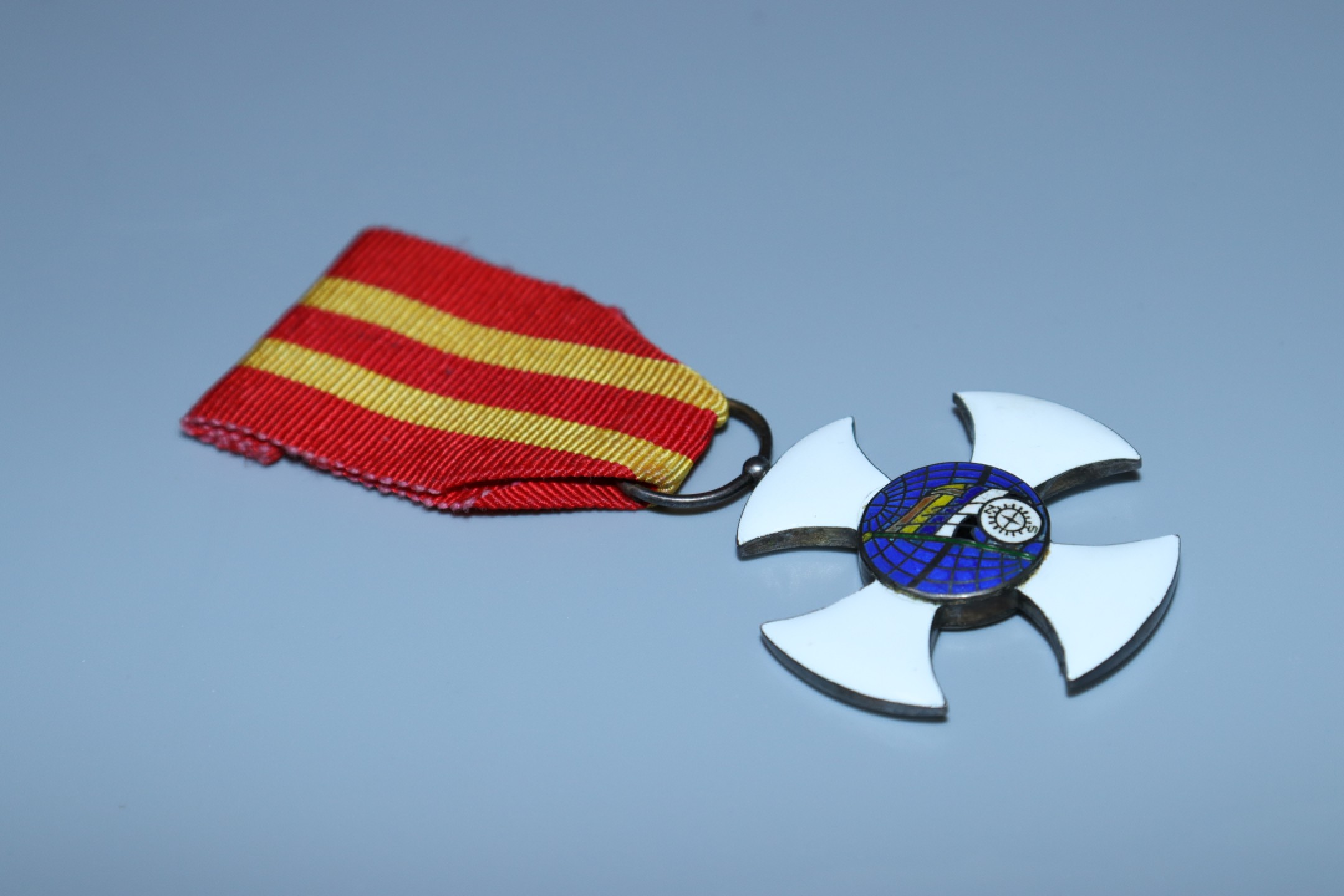 承乾国升网络专场-纪念章第四期 民国白珐琅十字形地球五色旗（小）珐琅奖章