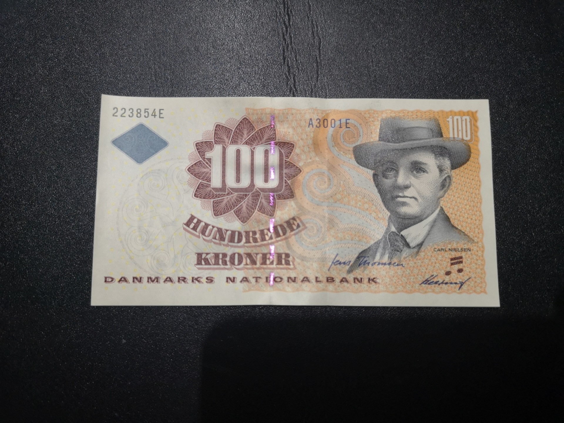 《外钞收藏家》第二百一十五期 丹麦浮雕版100克朗 全新UNC 初版