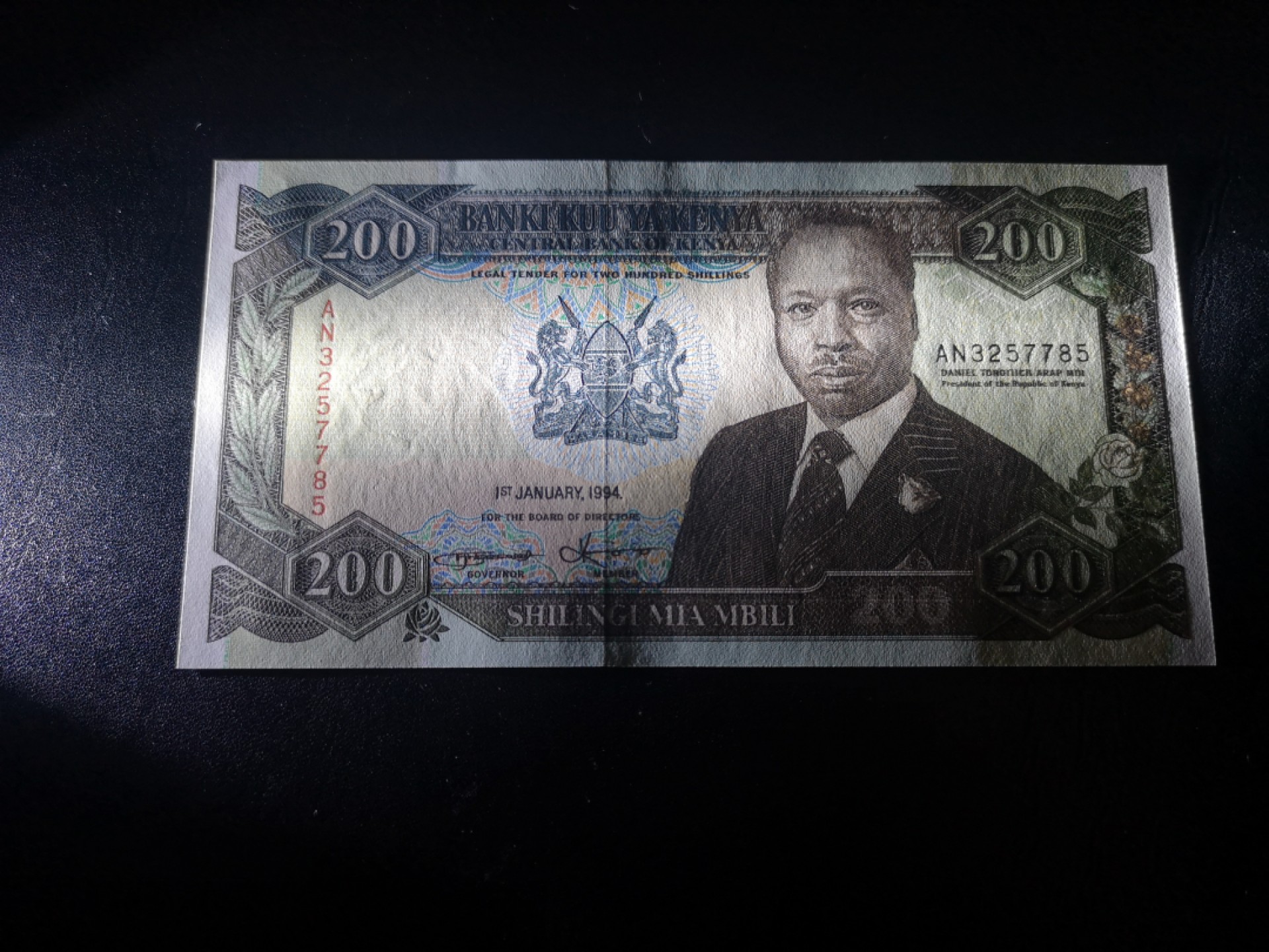 《外钞收藏家》第二百一十五期 1994年肯尼亚200 全新UNC