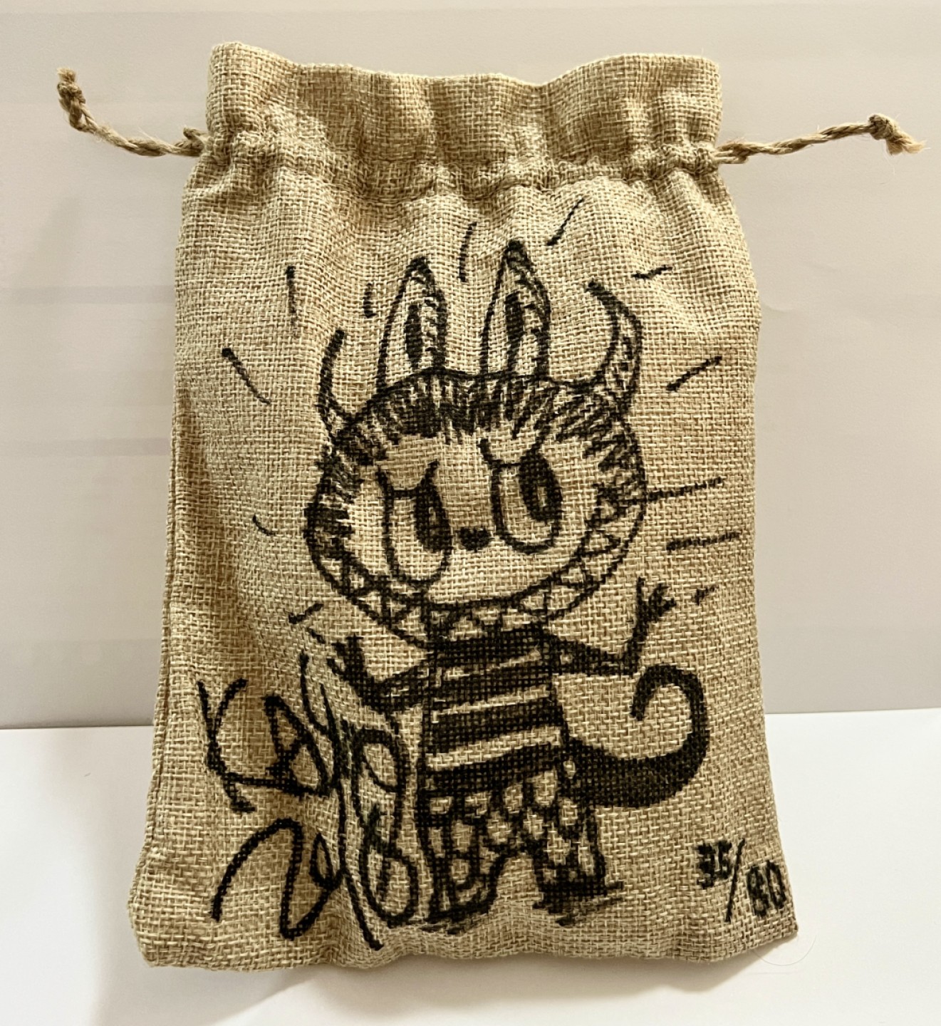零元拍 ：龙家声老师亲笔签名签绘LABUBU，2018年限量签名该签的都签了（耳朵两只+袋子+编号）