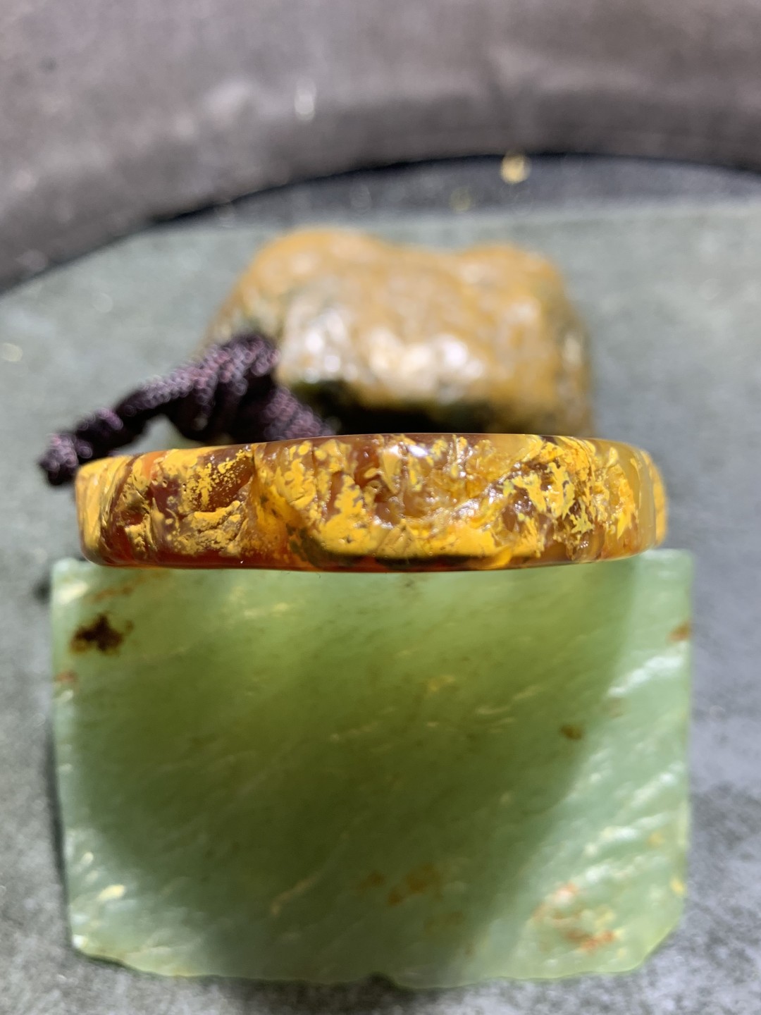 重器天然马达加斯加原皮玛瑙雕刻一心向佛牌子一块，