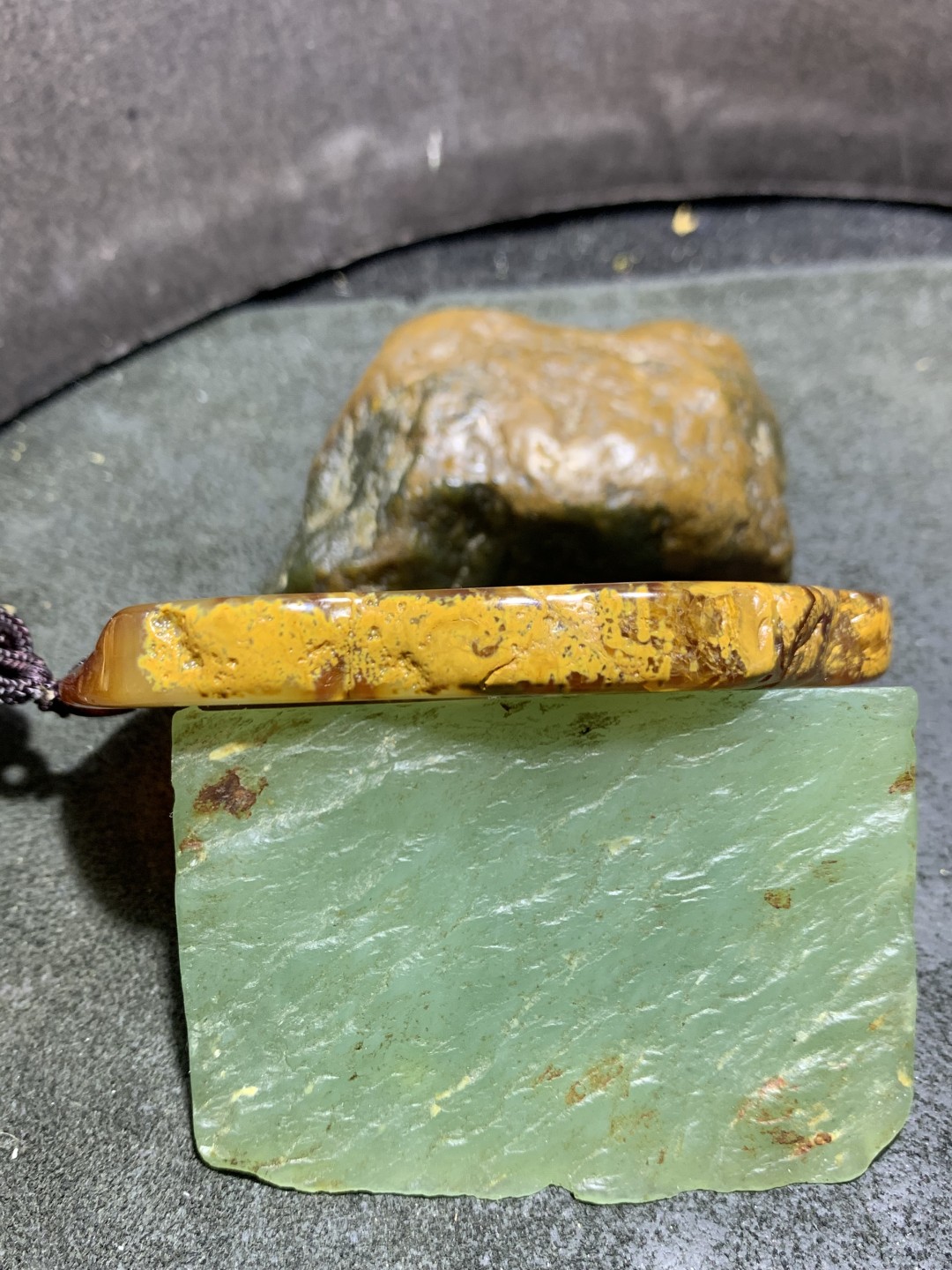 重器天然马达加斯加原皮玛瑙雕刻一心向佛牌子一块，
