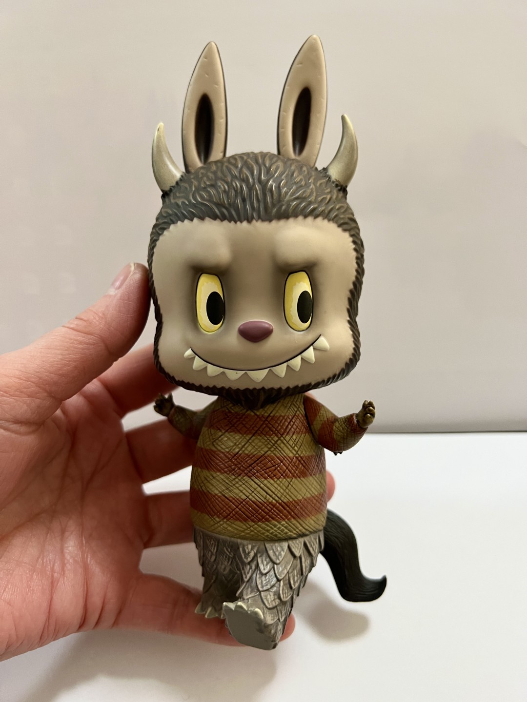 零元拍 ：龙家声老师亲笔签名签绘LABUBU，2018年限量签名该签的都签了（耳朵两只+袋子+编号）
