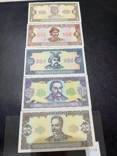 《外钞收藏家》第二百一十六期 - 乌克兰第三套纸币，全套5枚，1992年1-20格里夫纳	P103-107  1面额是AU品相 其他全新
