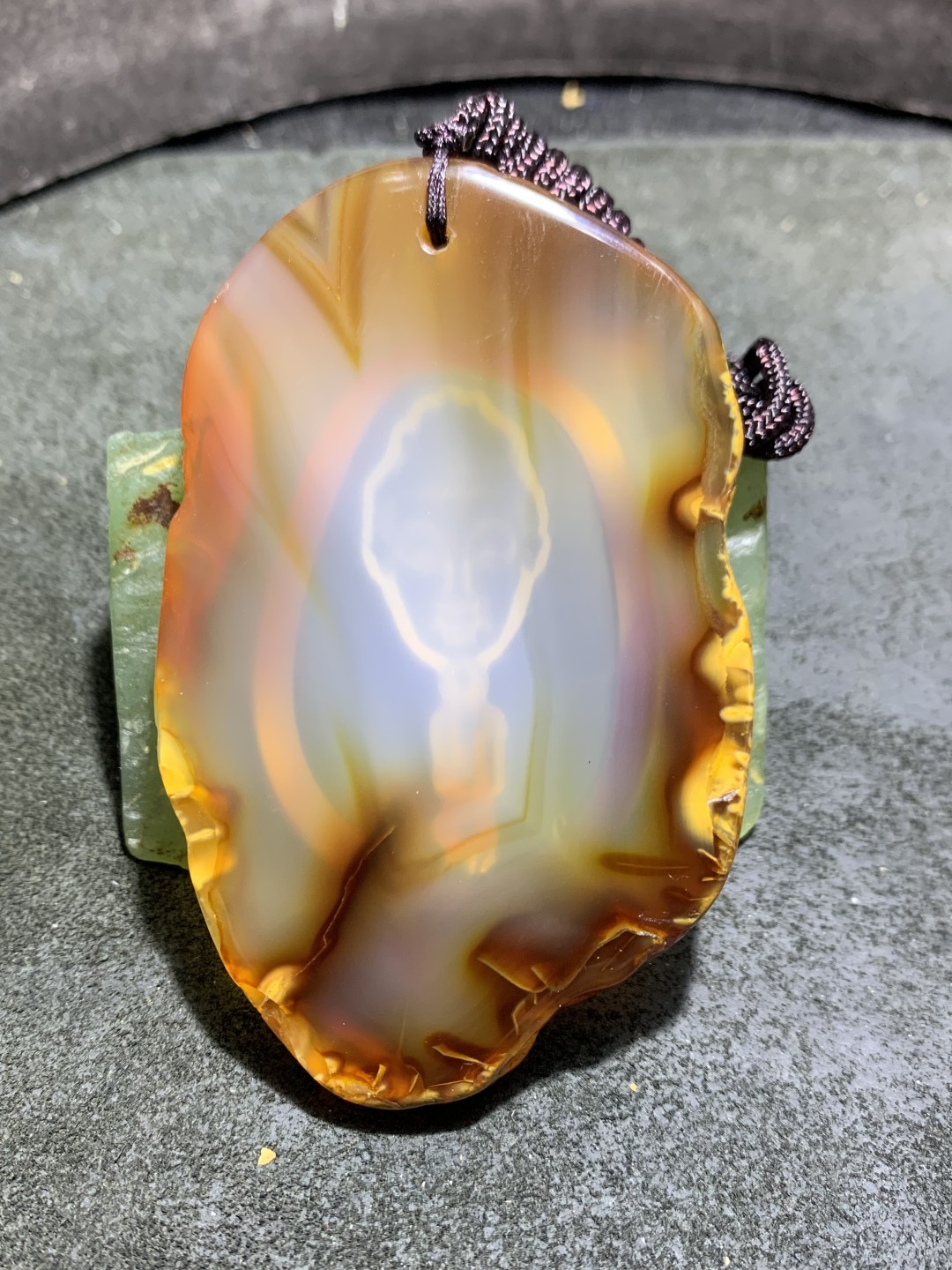 重器天然马达加斯加原皮玛瑙雕刻一心向佛牌子一块，