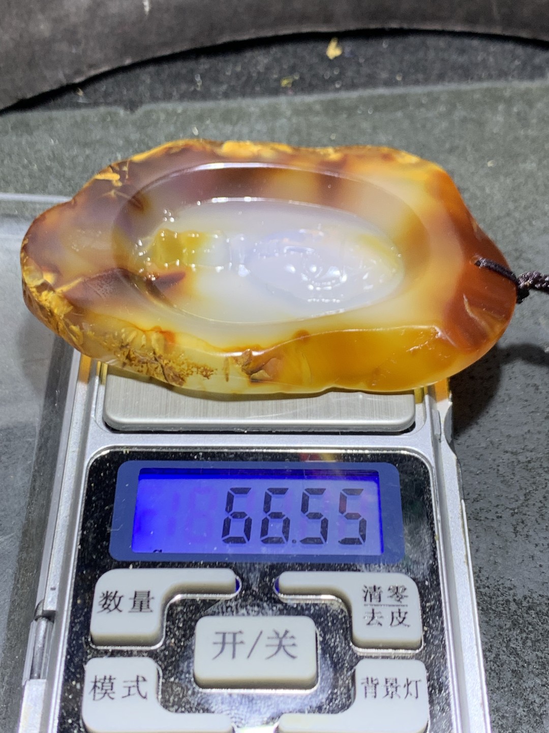 重器天然马达加斯加原皮玛瑙雕刻一心向佛牌子一块，