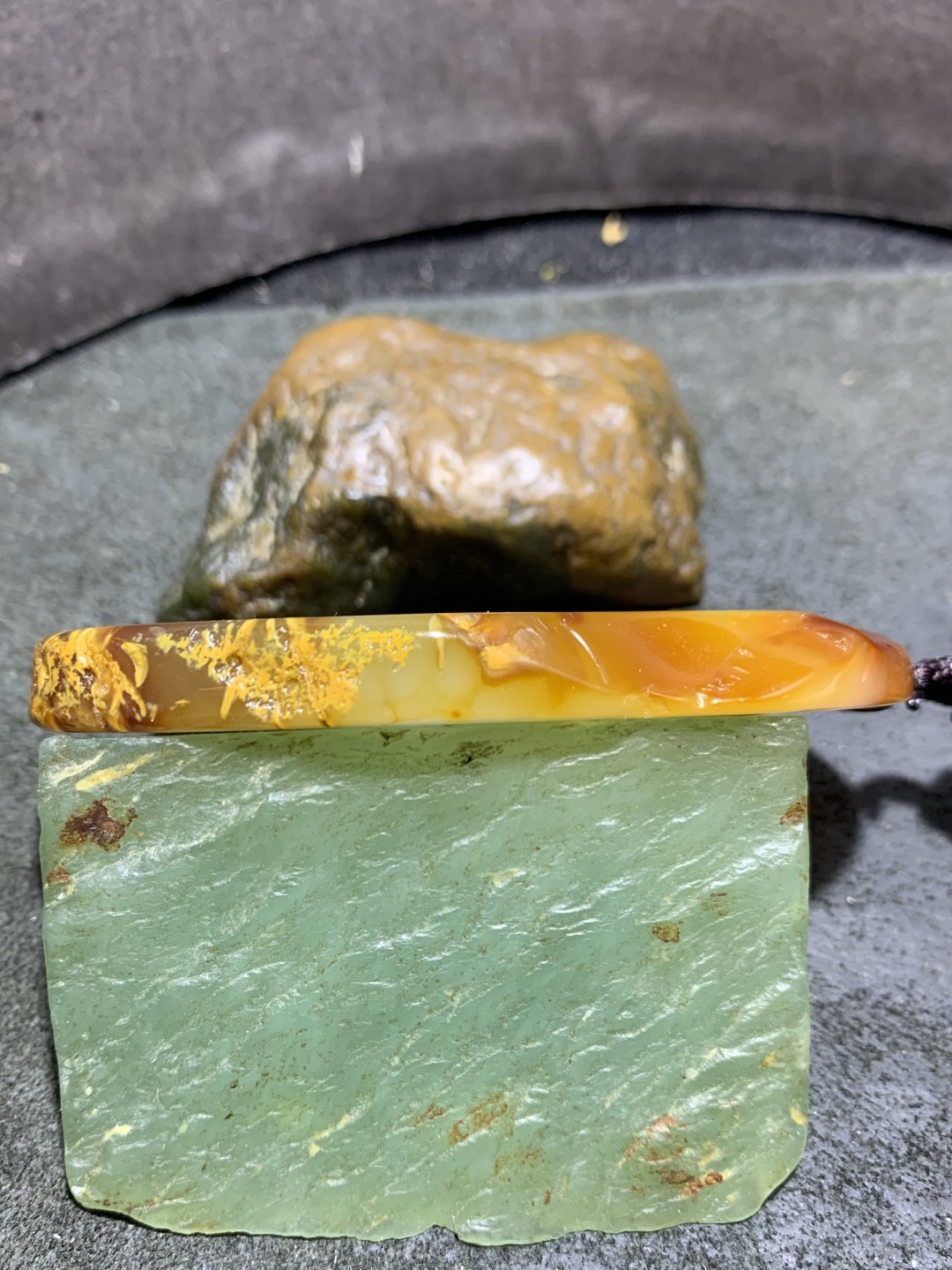重器天然马达加斯加原皮玛瑙雕刻一心向佛牌子一块，
