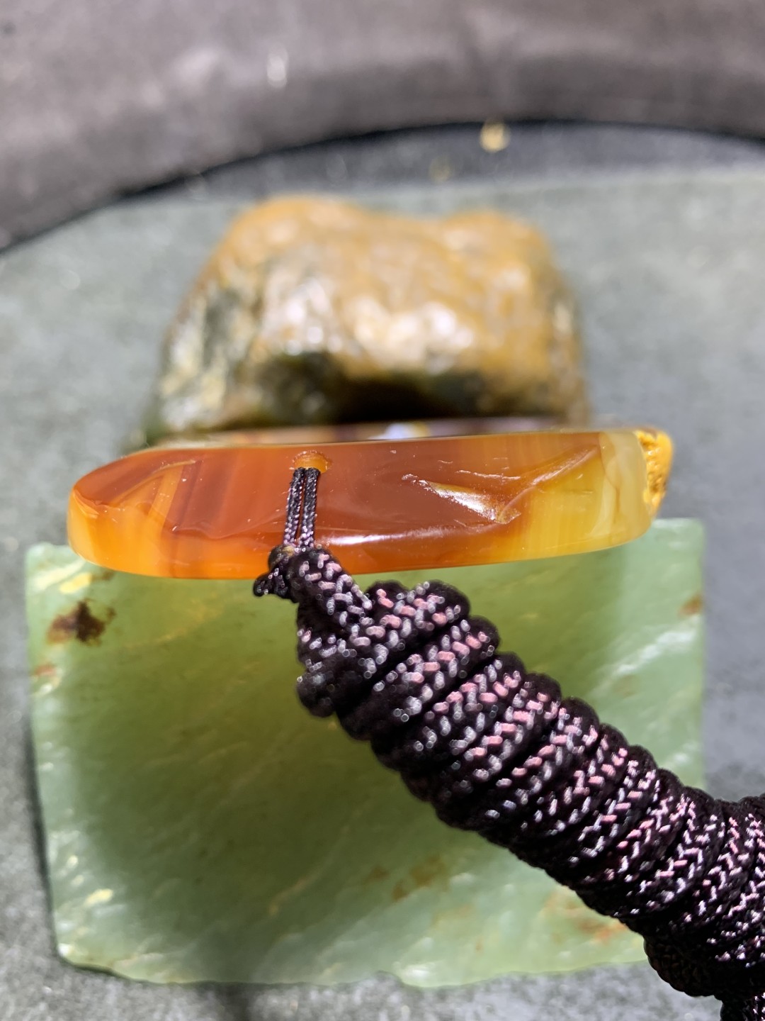 重器天然马达加斯加原皮玛瑙雕刻一心向佛牌子一块，