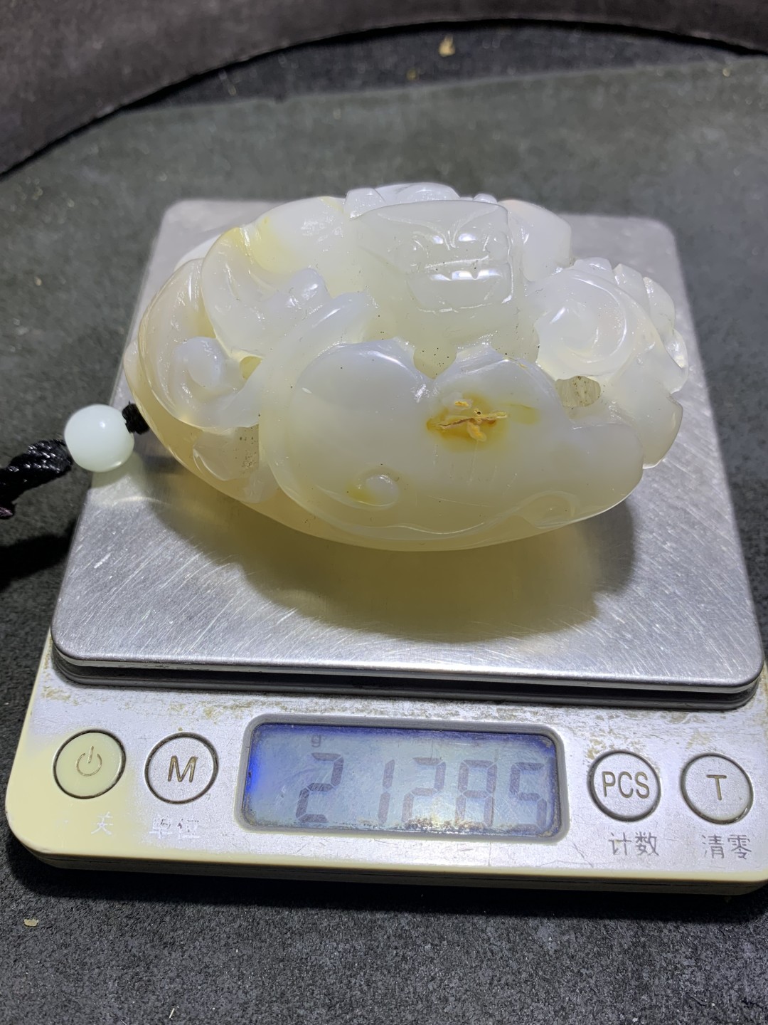重器天然马达加斯加冰透高玉化原皮玛瑙镂空雕刻招财貔貅把件一个，