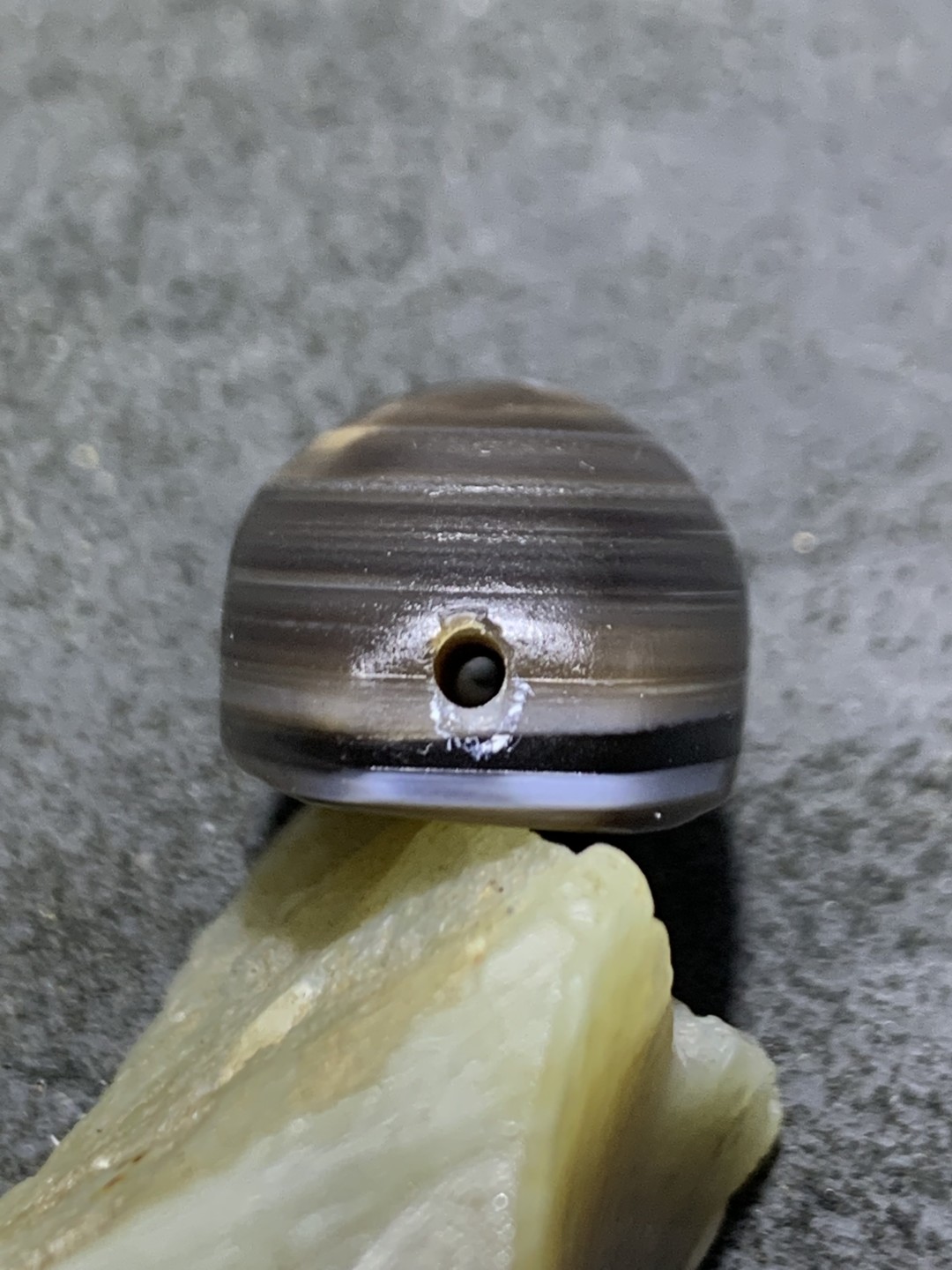 精美风化纹随形药师玛瑙羊眼板珠一个，