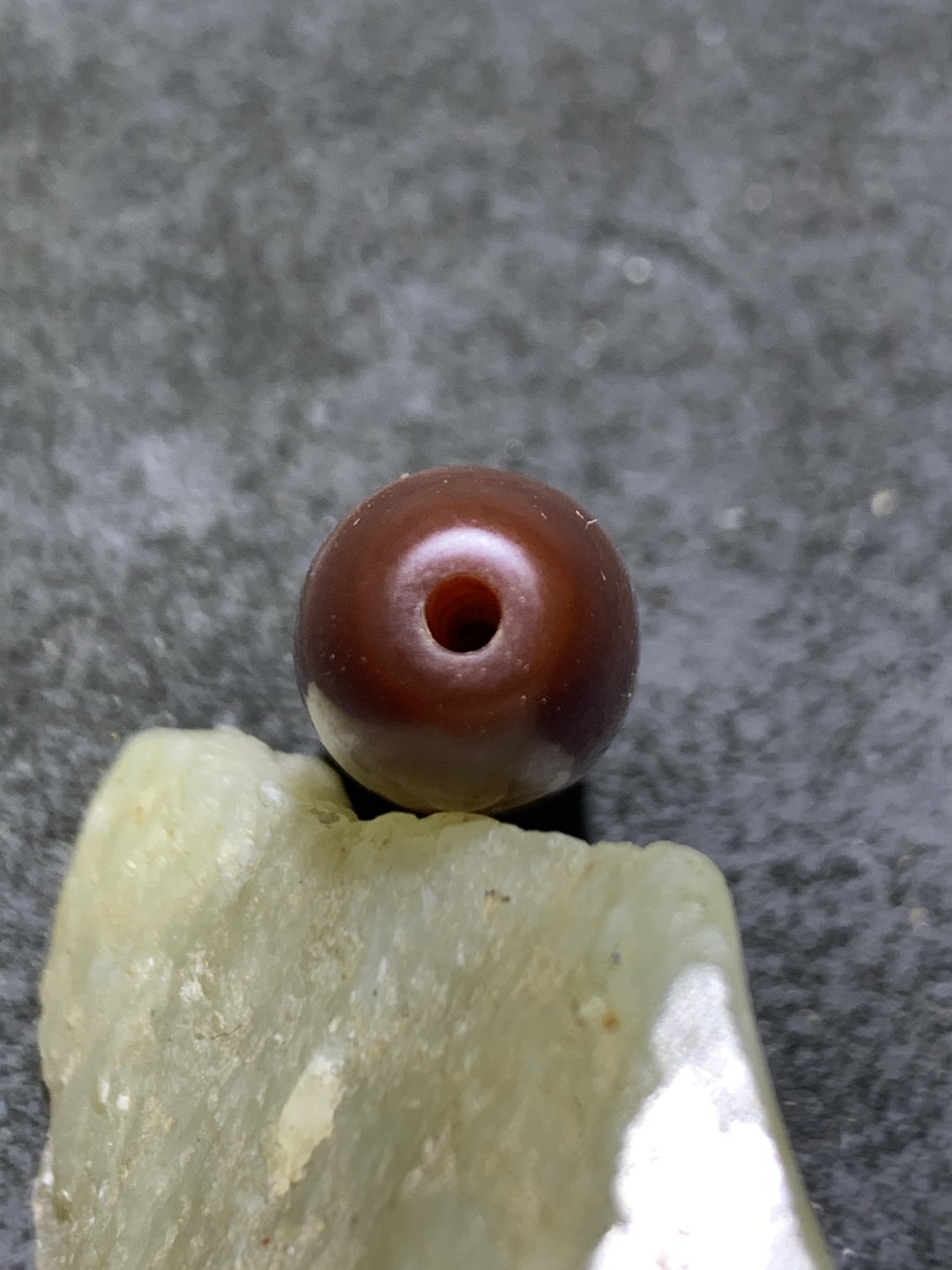 精美亚光高玉化酒红色千层纹缠丝玛瑙桶珠一颗，