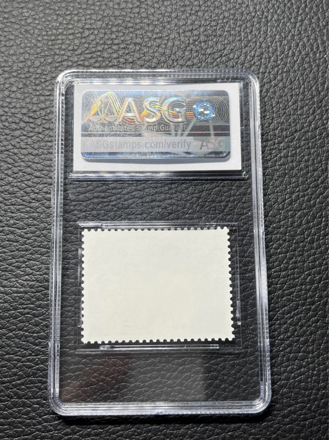 洪涛臻品 精选邮票限时拍卖第七十九期 文17知青4分★漏纽扣★ ASG95冠军分OG ，文革两大变体票，一是文18漏刺刀，二是文17漏纽扣。版撕精品送评，票全品无瑕疵，变体票存世量少，潜力巨大，喜欢不要错过，目前ASG评级处于初级阶段，注意趁早下手囤精品货，未来一定有意想不到的收获，(最后一图是漏纽扣变体对比图)