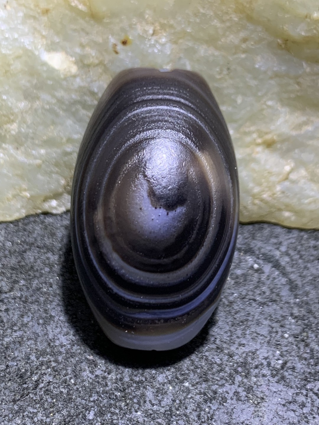 精美风化纹随形药师玛瑙羊眼板珠一个，