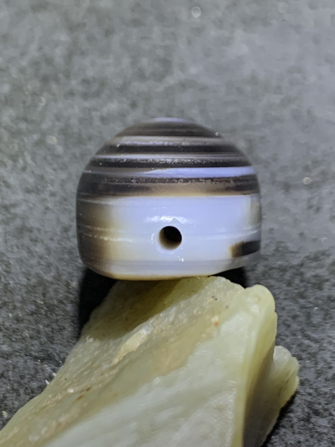 精美风化纹随形药师玛瑙羊眼板珠一个，