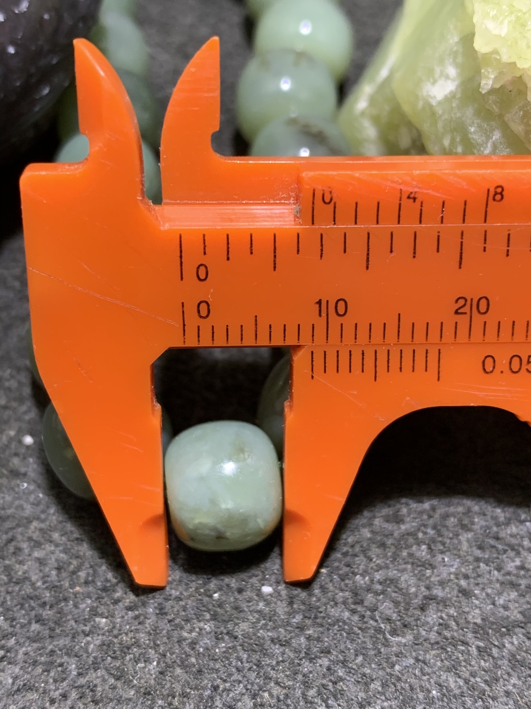 天然青海料鸭蛋青和田玉老型桶珠手串一条，