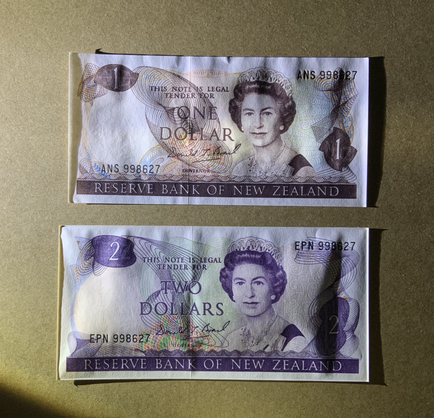 收藏联盟Quantum Auction 第207期拍卖 新西兰全同号1-2元纸币硬币册 品相unc- (存放在塑料册子里自然形成的边缘缺陷)