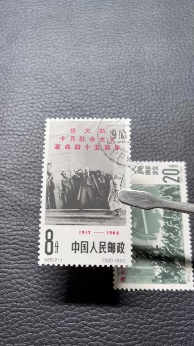 洪涛臻品 精选邮票限时拍卖第八十期 纪95十月革命盖销白胶全品，顺戳一组，8分背面纸点如图★这个票全品非常少。某网上天天拍卖也很难见到全品。北京市场上更是无货可寻，20分总筋是钢戳，全品可评级，包OG。老纪特精品票，喜欢的老板不要错过，末图价格做参考