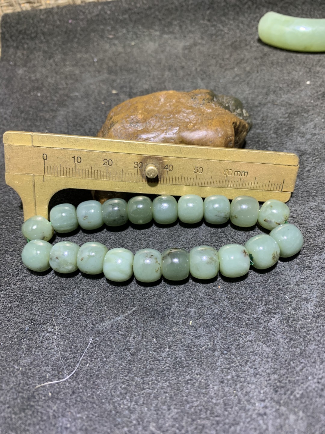 天然青海料鸭蛋青和田玉老型桶珠手串一条，