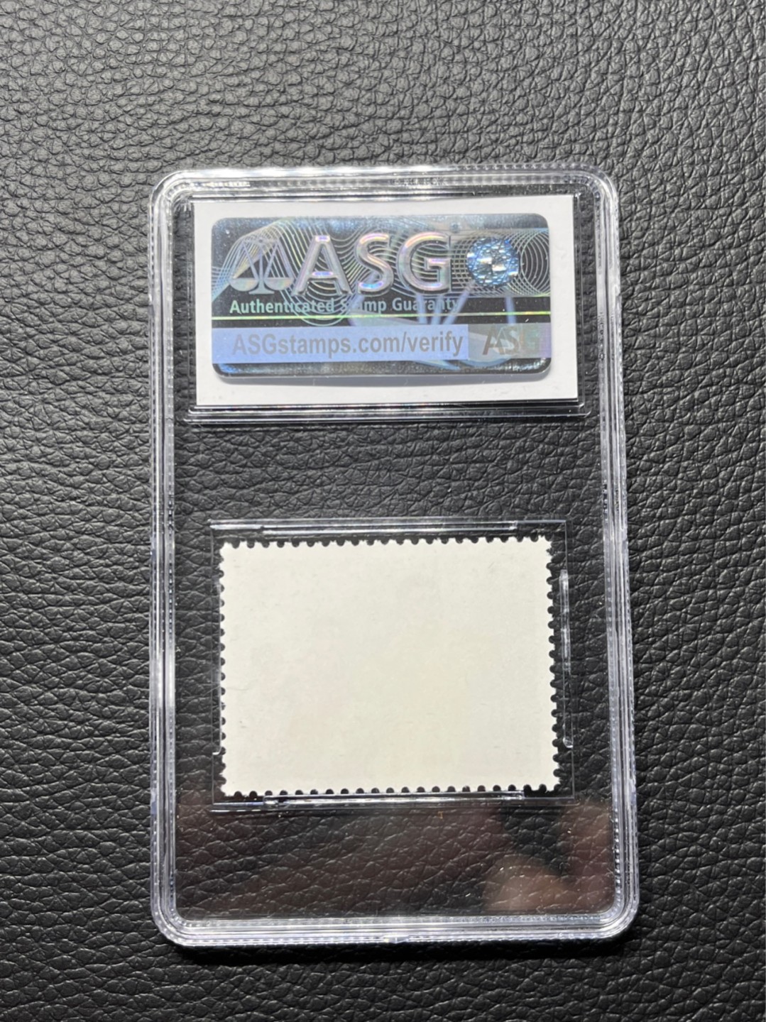 洪涛臻品 精选邮票限时拍卖第八十期 文17知青4分★漏纽扣★ ASG95冠军分OG ，文革两大变体票，一是文18漏刺刀，二是文17漏纽扣。版撕精品送评，票全品无瑕疵，变体票存世量少，潜力巨大，喜欢不要错过，目前ASG评级处于初级阶段，注意趁早下手囤精品货，未来一定有意想不到的收获，(最后一图是漏纽扣变体对比图)