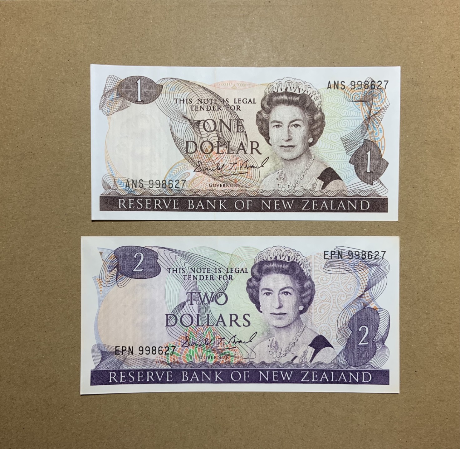 收藏联盟Quantum Auction 第207期拍卖 新西兰全同号1-2元纸币硬币册 品相unc- (存放在塑料册子里自然形成的边缘缺陷)