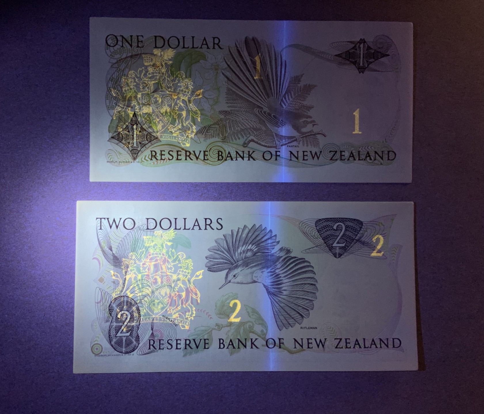 收藏联盟Quantum Auction 第207期拍卖 新西兰全同号1-2元纸币硬币册 品相unc- (存放在塑料册子里自然形成的边缘缺陷)