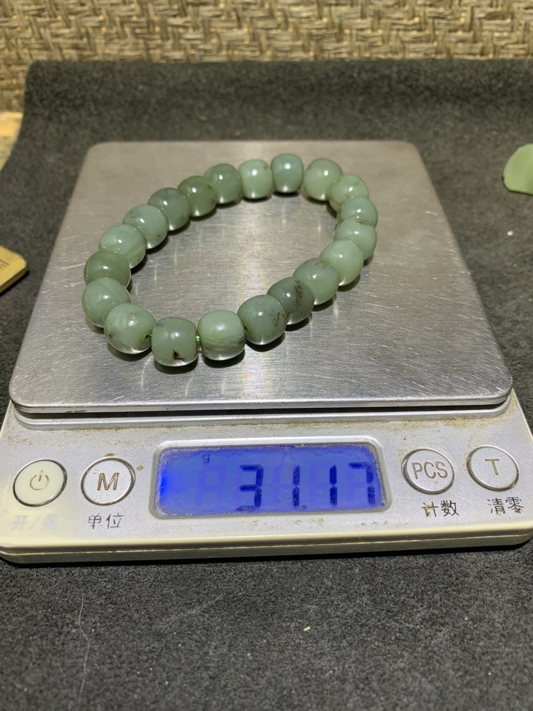 天然青海料鸭蛋青和田玉老型桶珠手串一条，