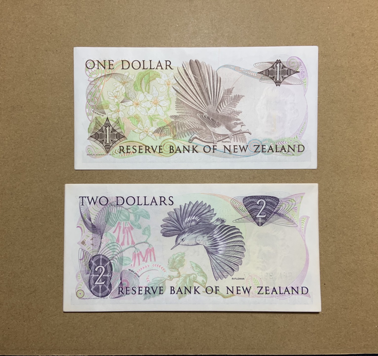 收藏联盟Quantum Auction 第207期拍卖 新西兰全同号1-2元纸币硬币册 品相unc- (存放在塑料册子里自然形成的边缘缺陷)