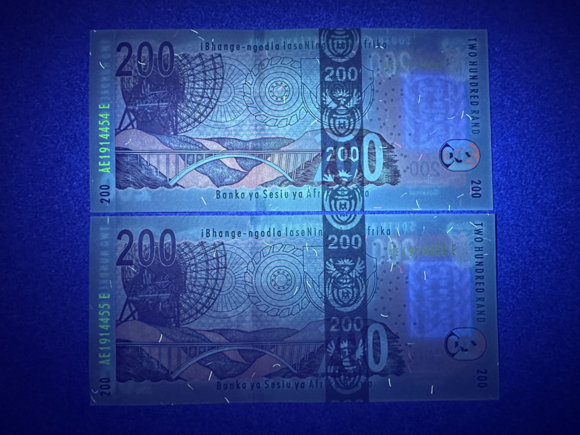 《张总收藏》79期——外币精品 南非200兰特连号2张 UNC 2005年非洲豹