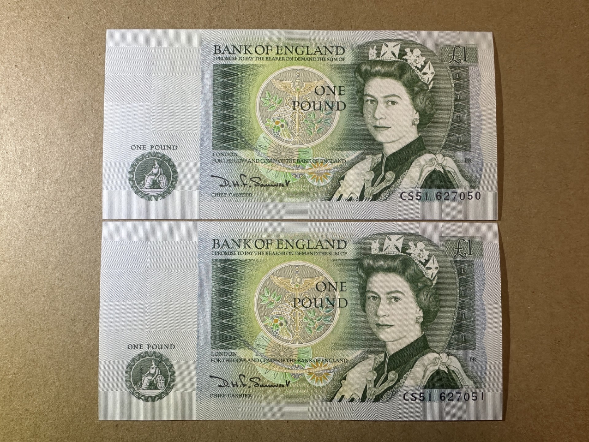 《张总收藏》79期——外币精品 英格兰1镑连号2张 UNC D序列 女王