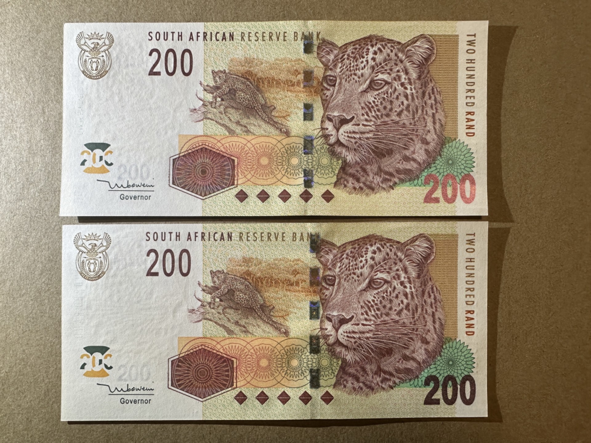 《张总收藏》79期——外币精品 南非200兰特连号2张 UNC 2005年非洲豹