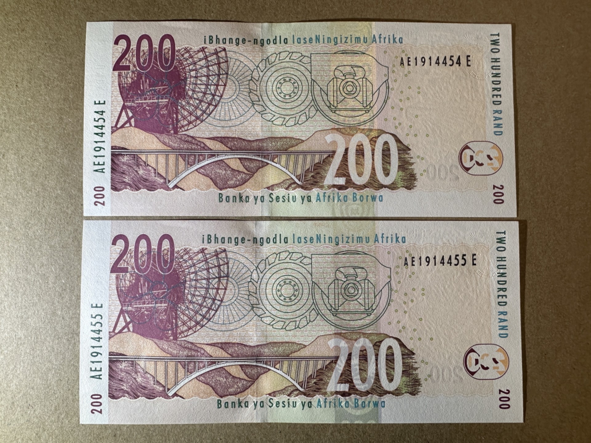 《张总收藏》79期——外币精品 南非200兰特连号2张 UNC 2005年非洲豹