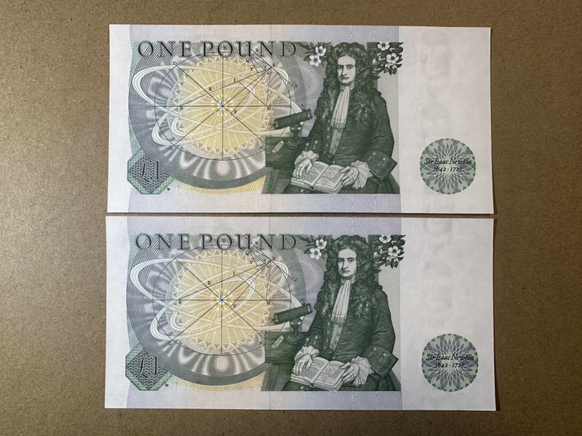 《张总收藏》79期——外币精品 英格兰1镑连号2张 UNC D序列 女王
