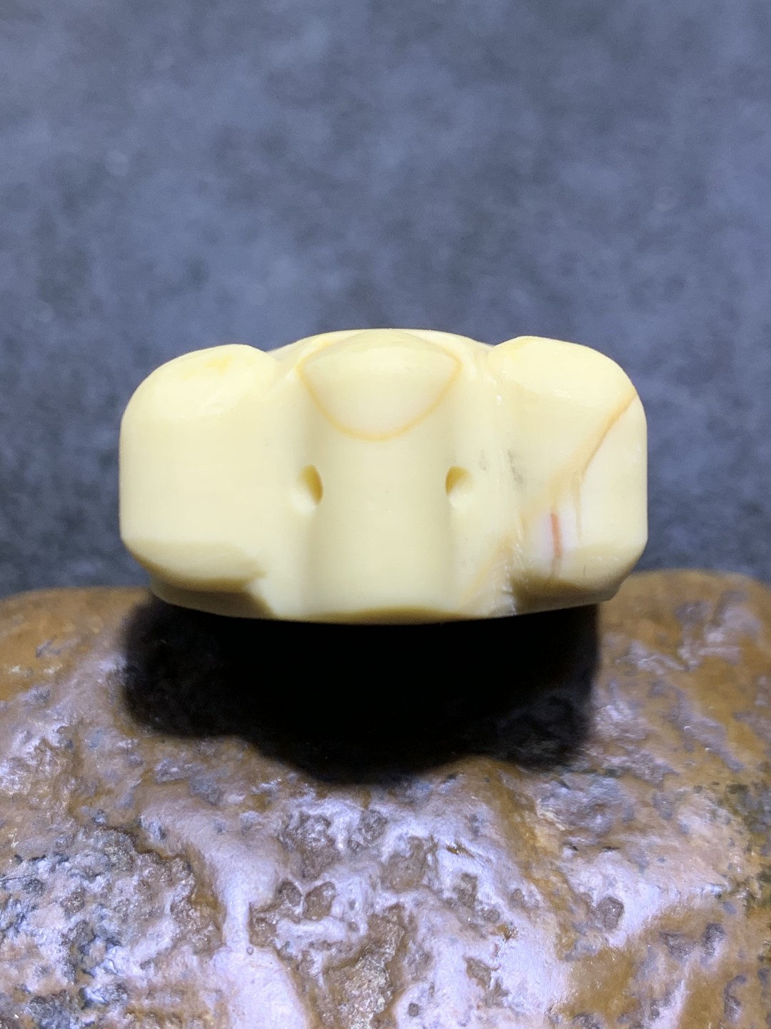 精美高玉化金膏玉雕刻仿古蝉一个，寓意(一鸣惊人)，