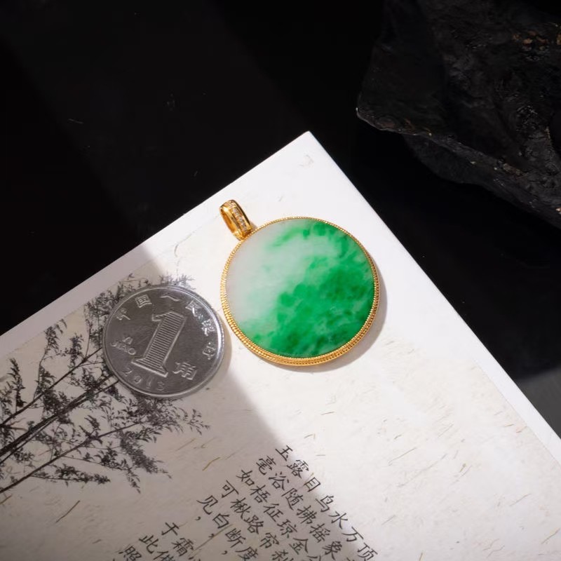 天然翡翠吊坠金镶嵌挂件玉坠糯种天然缅甸玉简约气质女款