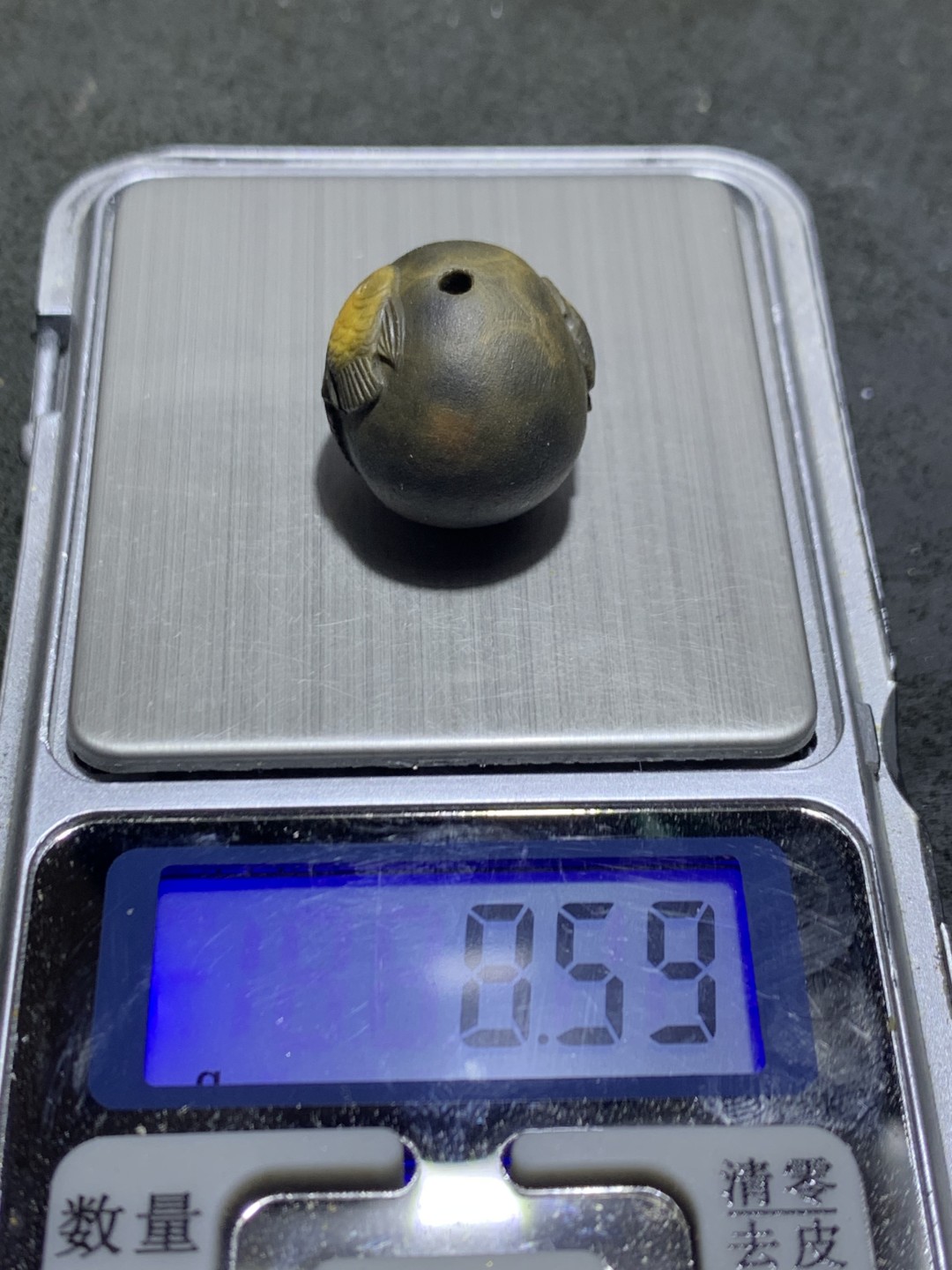 精美亚光战国红玛瑙俏色巧雕三鱼珠一个，寓意:连年有余
