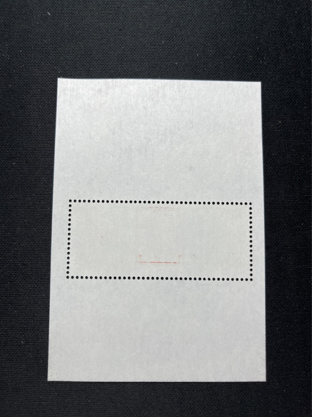 洪涛臻品批发群  精选邮票限时拍卖第八十一期 ✦大龙小型张1枚✦拍品是1枚★★拍品为实图★★新拆盒中间抽了一枚品相无瑕疵的，朋友的大龙评级99分卖了1.2万，全程带硅胶手套拆，不碰金粉，票没有触痕，收藏或者搏高分的老板留意下！！全品可直接评级