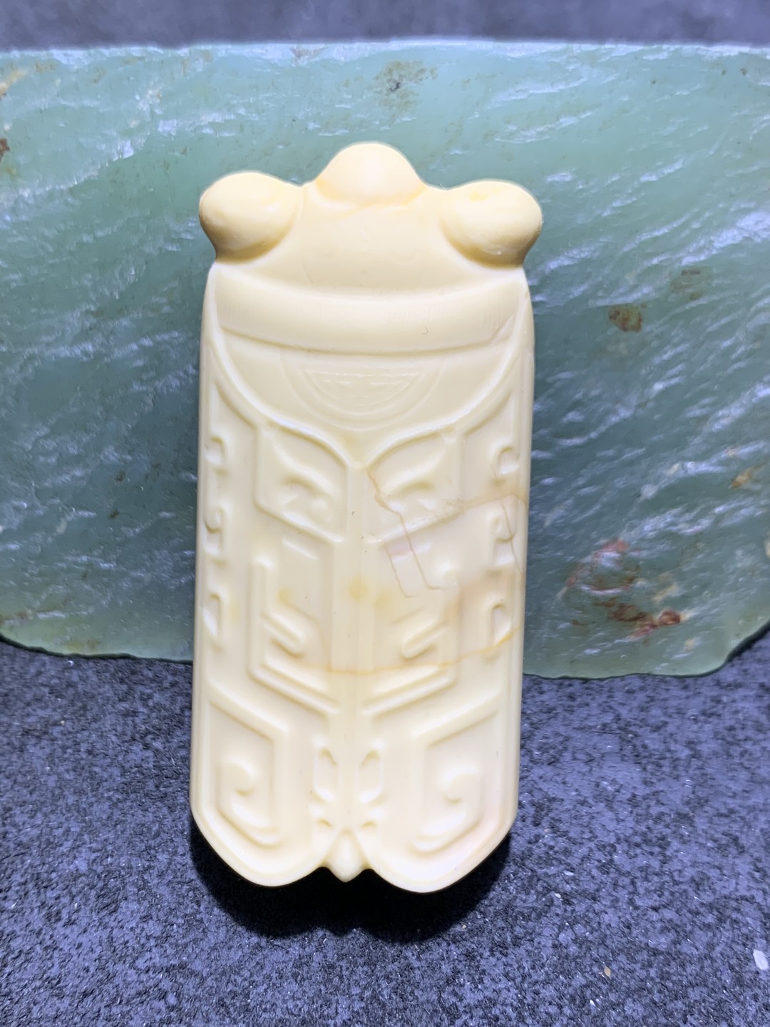 精美高玉化金膏玉雕刻仿古蝉一个，寓意(一鸣惊人)，