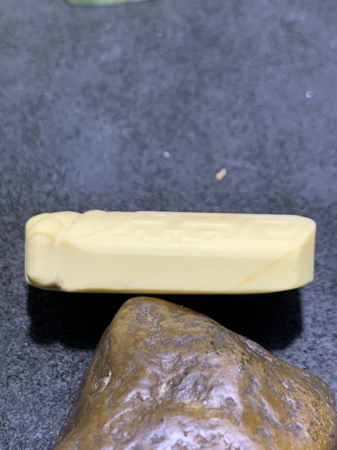精美高玉化金膏玉雕刻仿古蝉一个，寓意(一鸣惊人)，