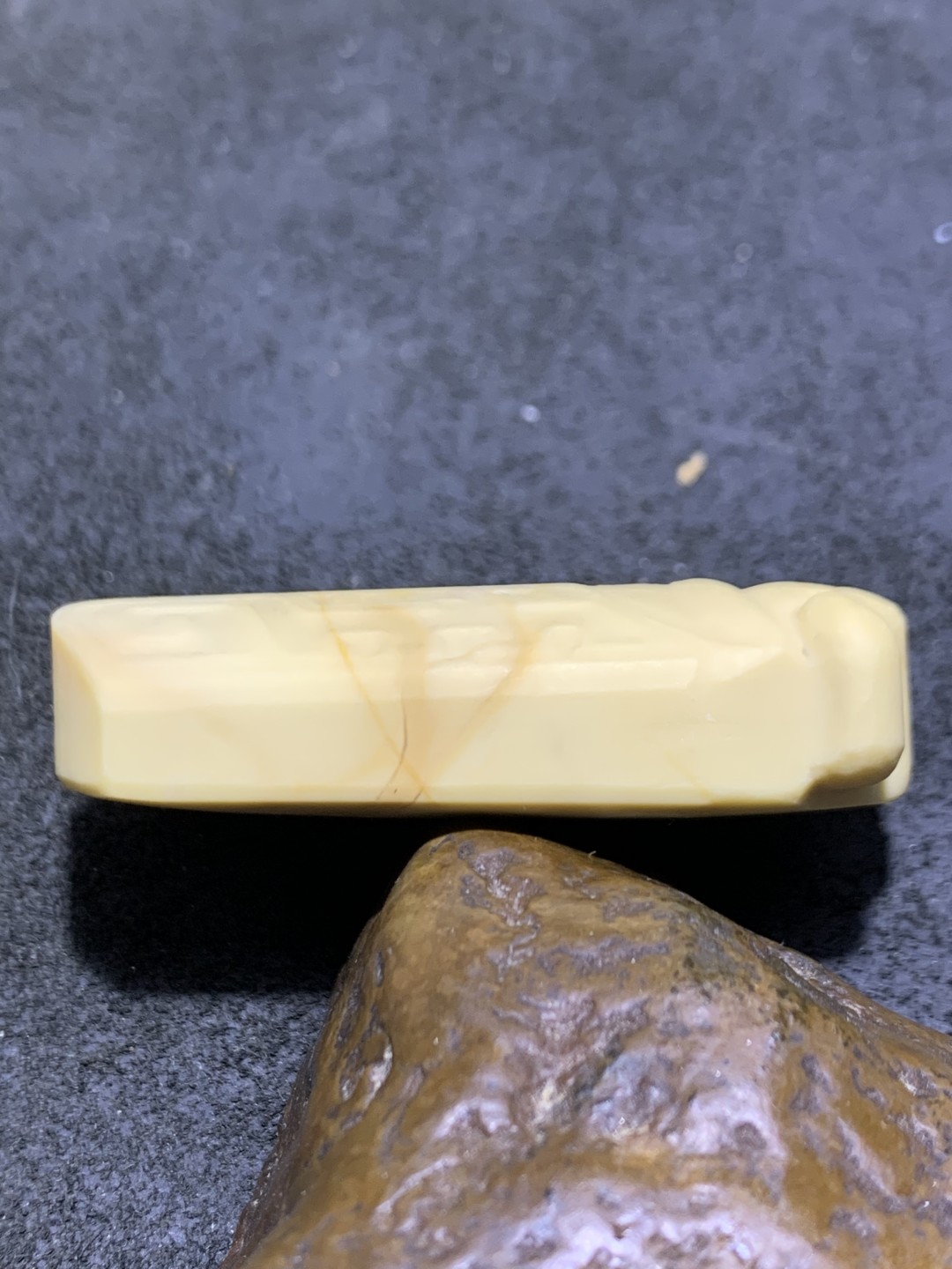 精美高玉化金膏玉雕刻仿古蝉一个，寓意(一鸣惊人)，